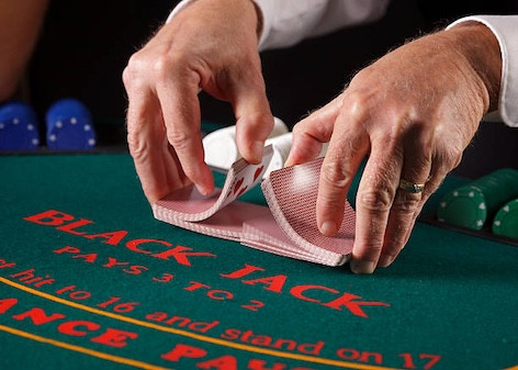 扑克进阶策略：从新手到长期盈利