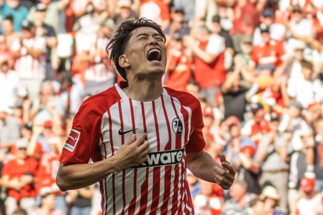德甲：弗赖堡2-1绝杀沙尔克，舒斯特谈铃木唯人染红